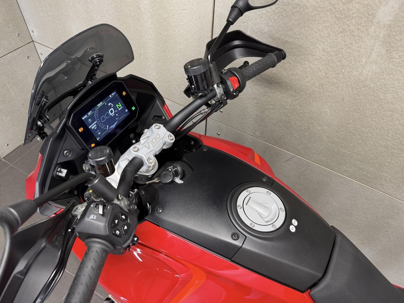 Moto Guzzi V 100 Mandello ABS — fotografie 16
