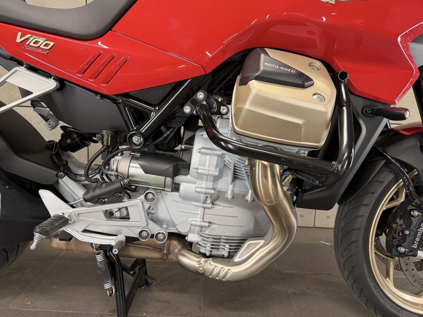 Moto Guzzi V 100 Mandello ABS — fotografie 3