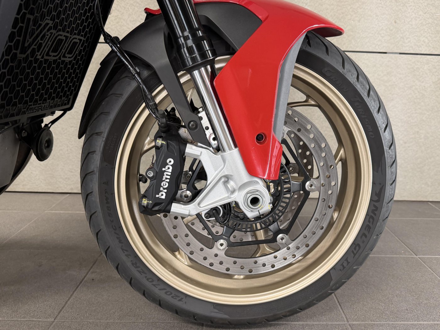 Moto Guzzi V 100 Mandello ABS — fotografie 4