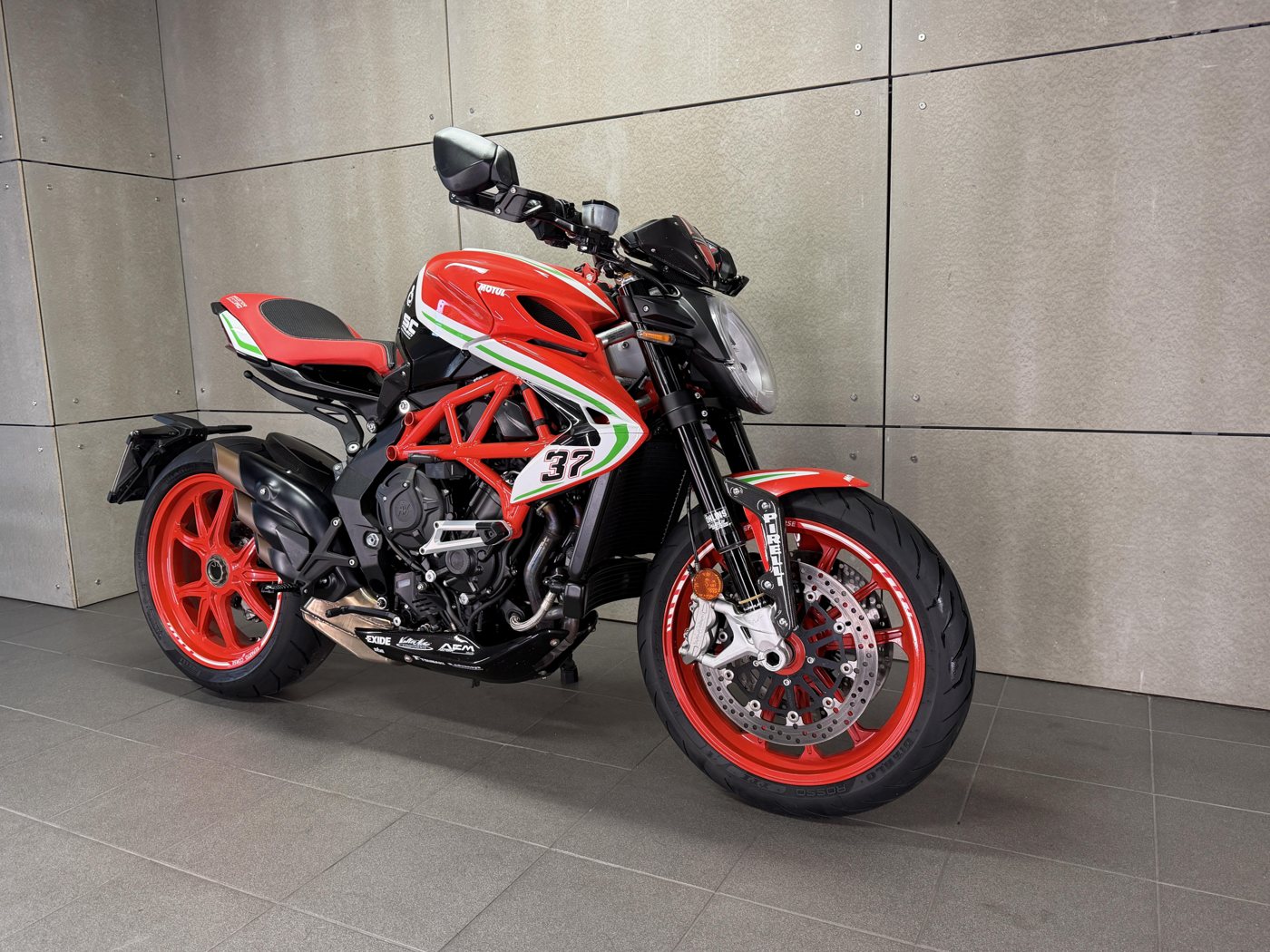 MV Agusta Dragster 800 RC Reparto Corse ÖHLINS — fotografie 2