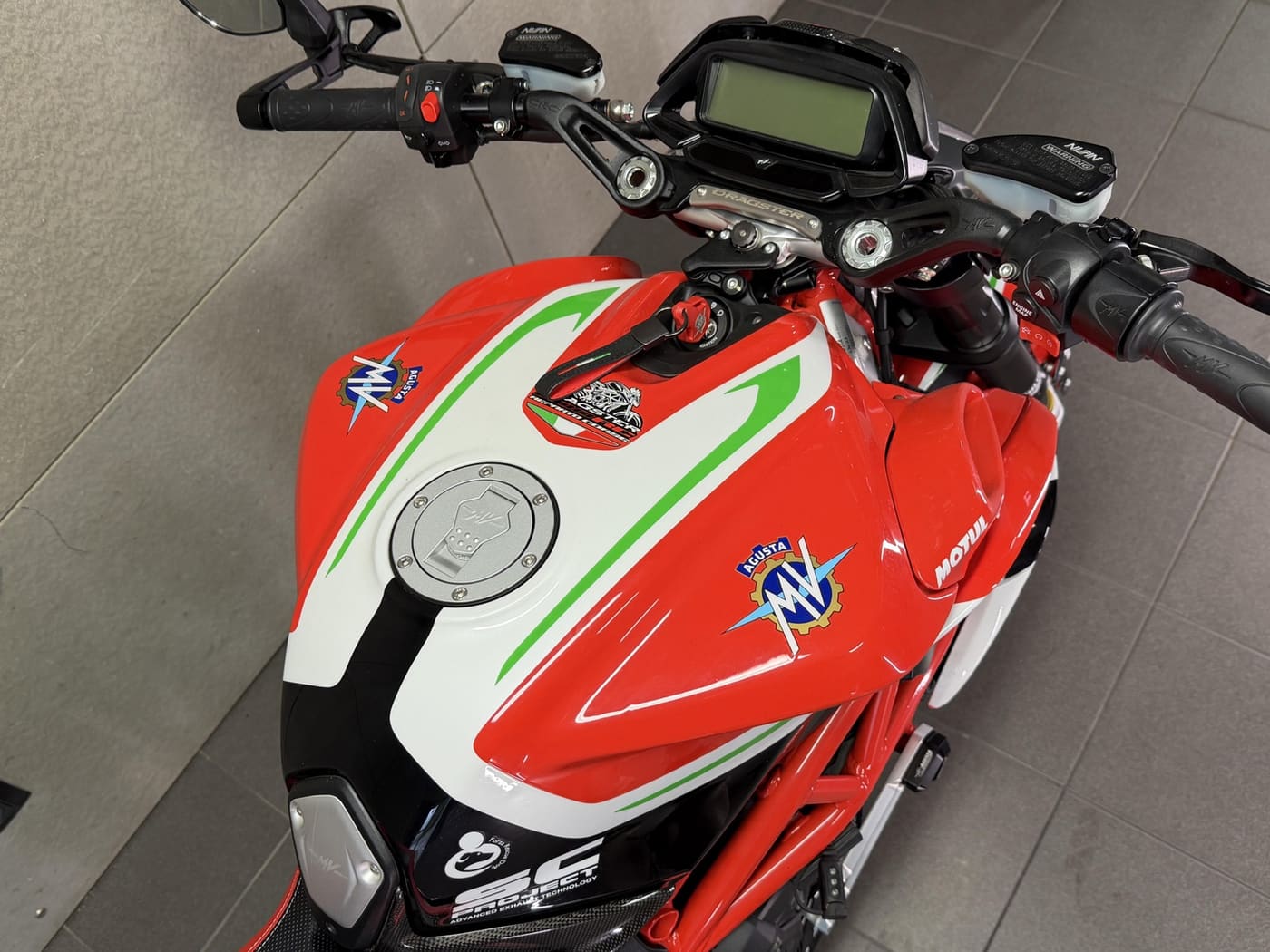 MV Agusta Dragster 800 RC Reparto Corse ÖHLINS — fotografie 13