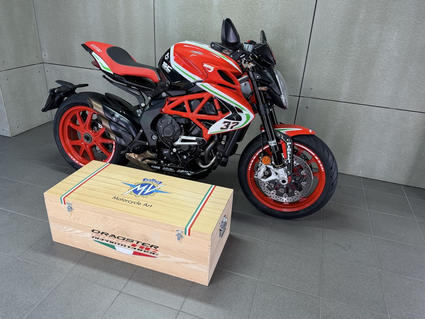 MV Agusta Dragster 800 RC Reparto Corse ÖHLINS — fotografie 14