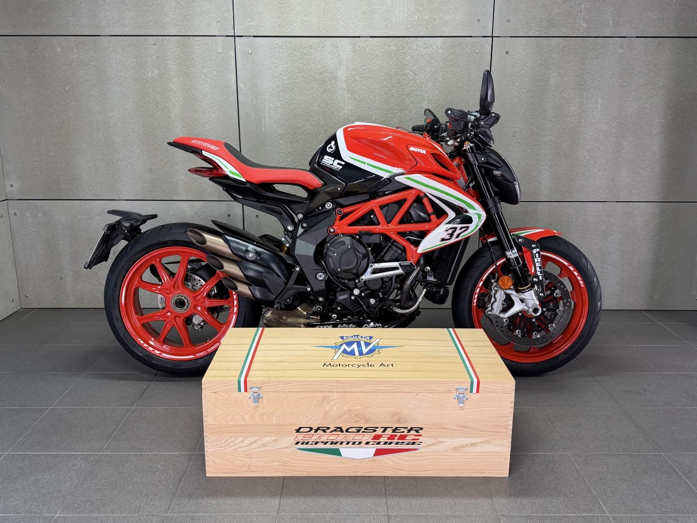 MV Agusta Dragster 800 RC Reparto Corse ÖHLINS — fotografie 15