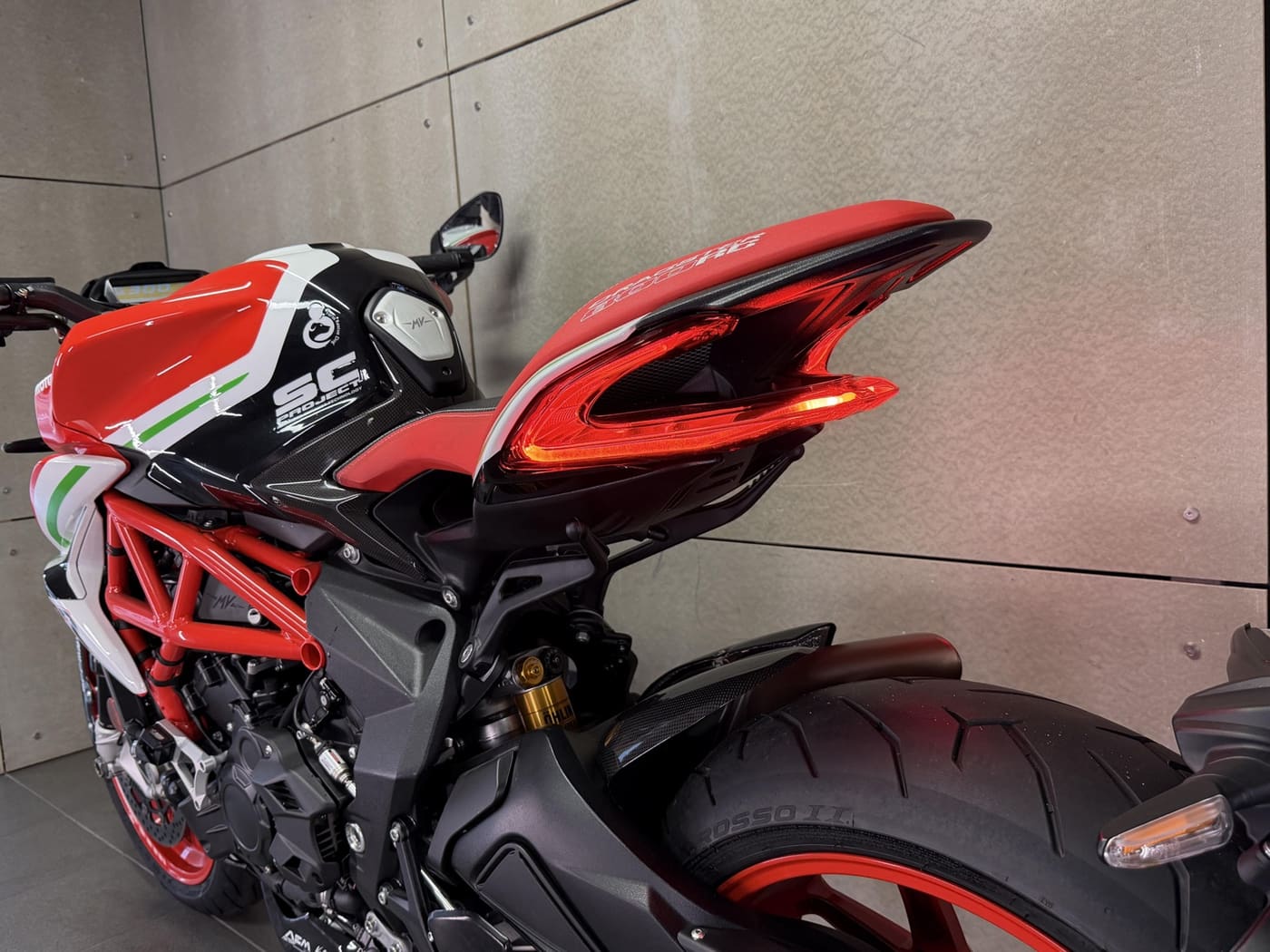 MV Agusta Dragster 800 RC Reparto Corse ÖHLINS — fotografie 20