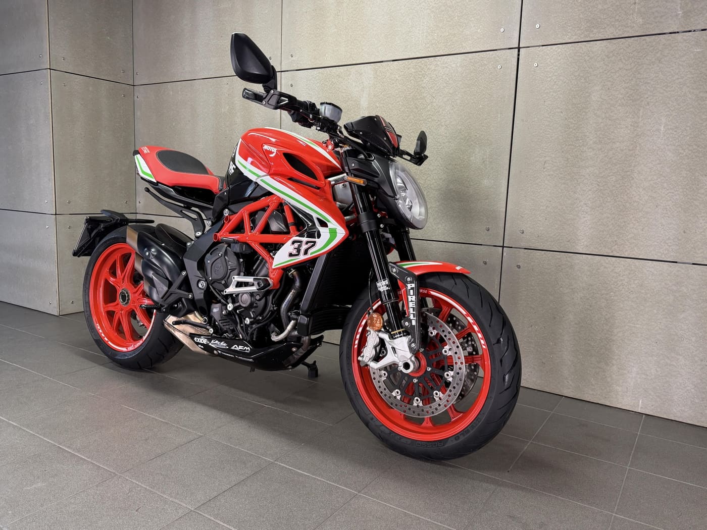 MV Agusta Dragster 800 RC Reparto Corse ÖHLINS — fotografie 5