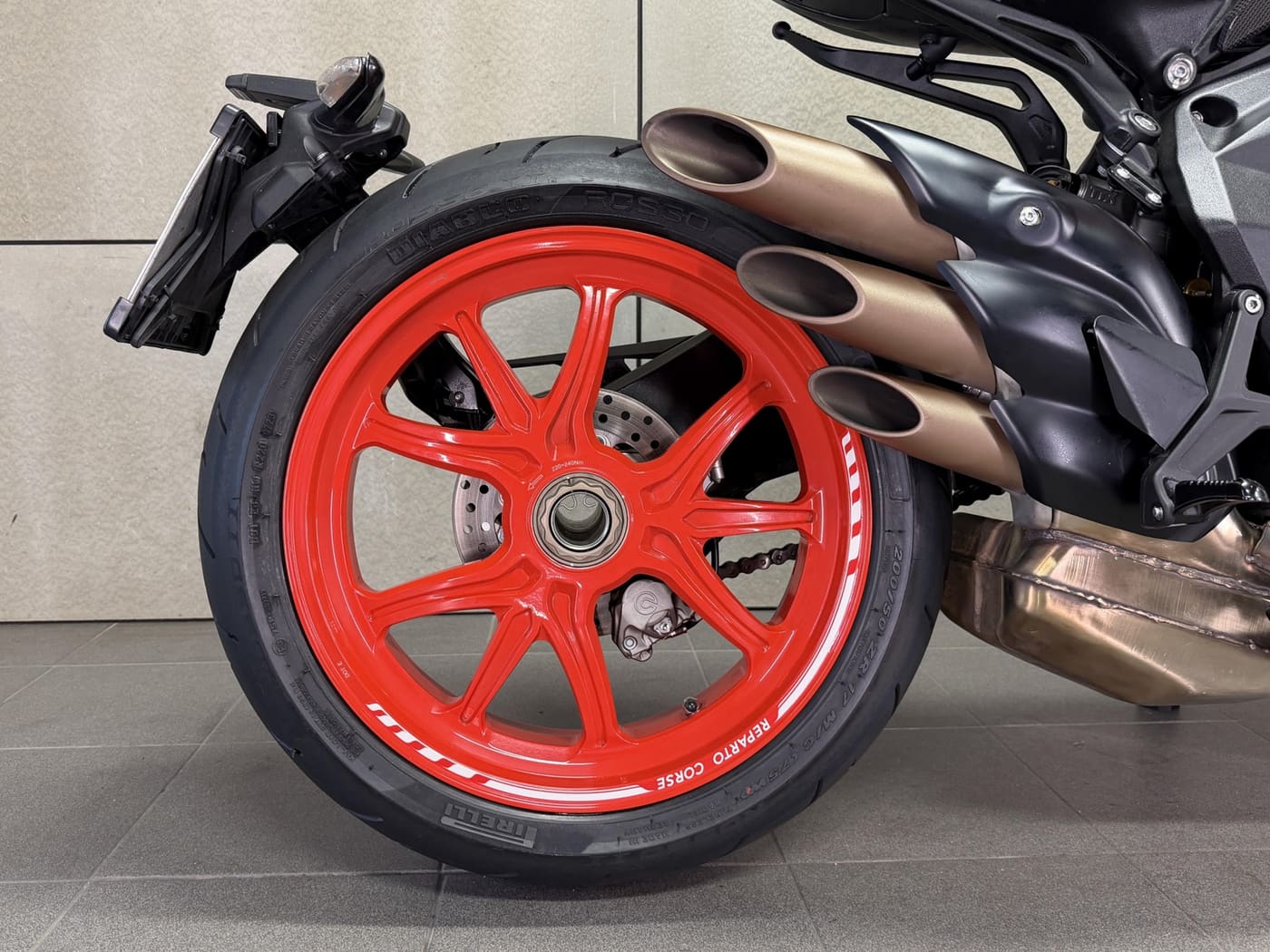 MV Agusta Dragster 800 RC Reparto Corse ÖHLINS — fotografie 7