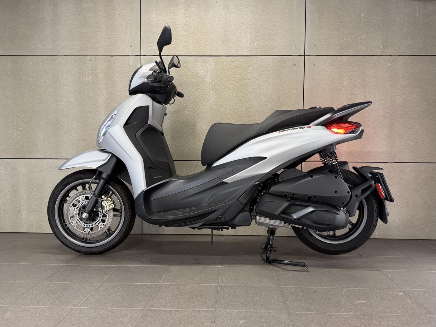 Piaggio Beverly 300 S HPE — fotografie 8